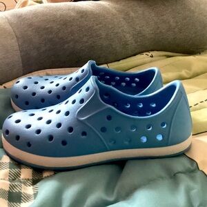 Slip on rubber shoes. Light blue size 9 toddler. Made by cat and jack.